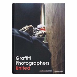 Книга "Graffiti Photographers United" Paul Stenzel, 2017 G8iWJGYijyMAHxaz7MHH53